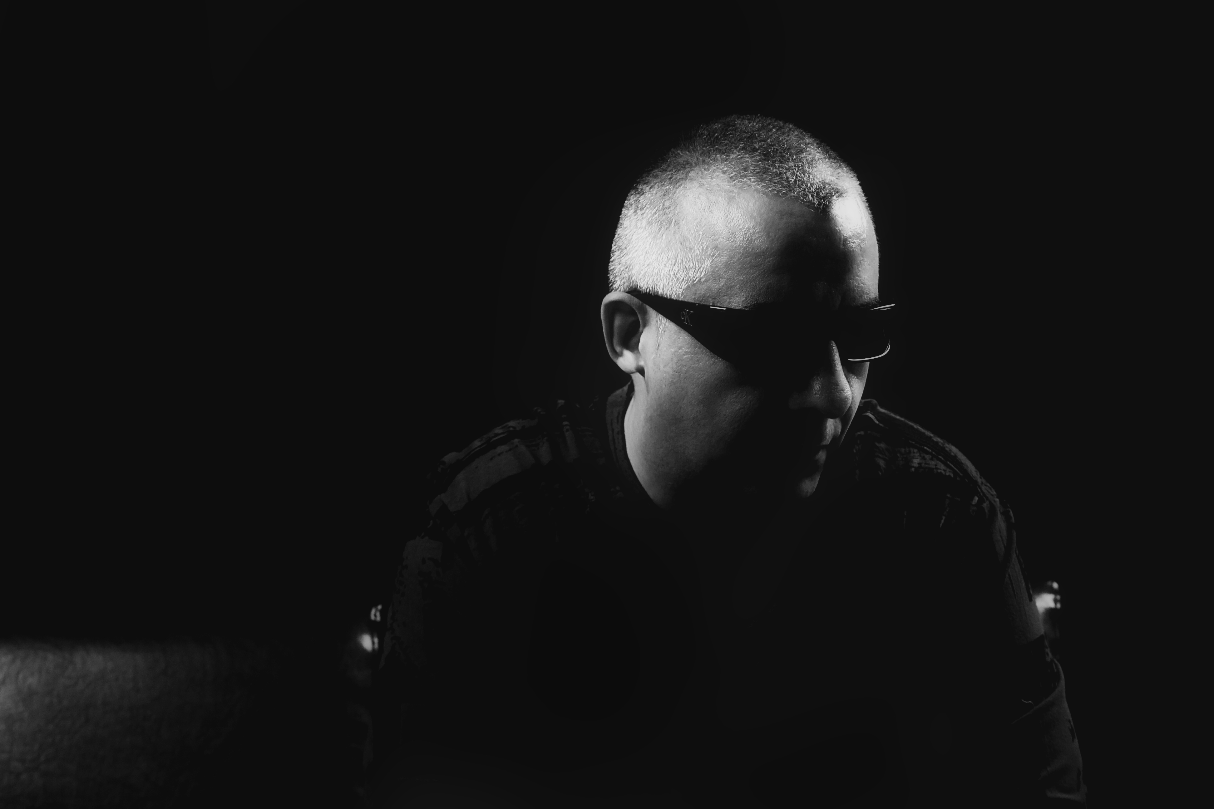 Retrato de Juan Cardj con gafas de sol
